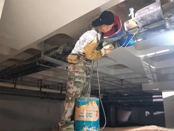 當供熱管道或暖氣片漏水時，應采取哪些措施？